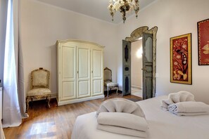 Apartment | 5 bedrooms, laptop workspace, iron/ironing board, free WiFi - Mamo Florence - Fiorenza Historical Apartment (Florence)