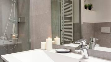 Apartment | Bathroom | Shower, rainfall showerhead, hair dryer, bidet