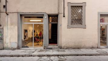 Ein Gebäude mit einem Laden, einer sichtbaren Nummer 10 und einem Fenster mit einem Metallgitter.