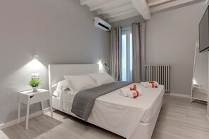 Laptop workspace, iron/ironing board, cribs/infant beds, free WiFi - Mamo Florence - Jake & Francis Apartments (Florence)
