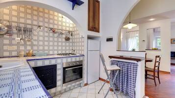 Appartamento | Cucina privata | Frigorifero con congelatore, microonde, piano cottura