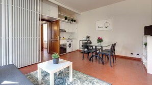 A modern apartment with a dining area, kitchen, and a living space. - Mamo Florence - Guendalina Apartment (Florence)
