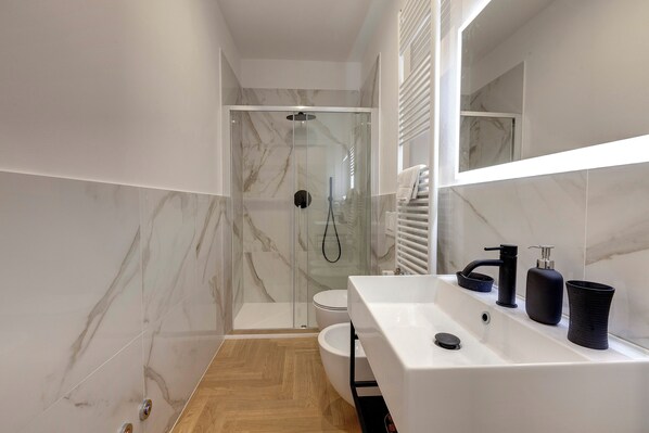 Apartment | Bathroom | Shower, rainfall showerhead, hair dryer, bidet - Mamo Florence - Guya Apartment (Florence)