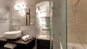 Appartamento | Bagno | Asciugacapelli, bidet, asciugamani, carta igienica