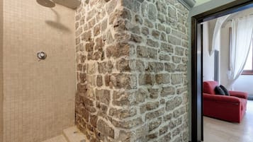 Apartment | Bathroom | Hair dryer, bidet, towels, toilet paper