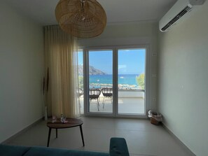 Deluxe Suite, 1 Queen Bed with Sofa bed, Non Smoking, Sea View | Living area