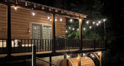 Cabin in Hannibal with Hot tub and Sauna
