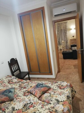 2 camere, una scrivania, ferro/asse da stiro, culla da viaggio