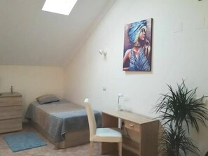 2 bedrooms, desk, iron/ironing board, travel cot - Guesthouse Milagre Centro Faro (Faro)
