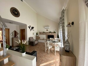 Smart TV, books - Guesthouse Milagre Centro Faro (Faro)