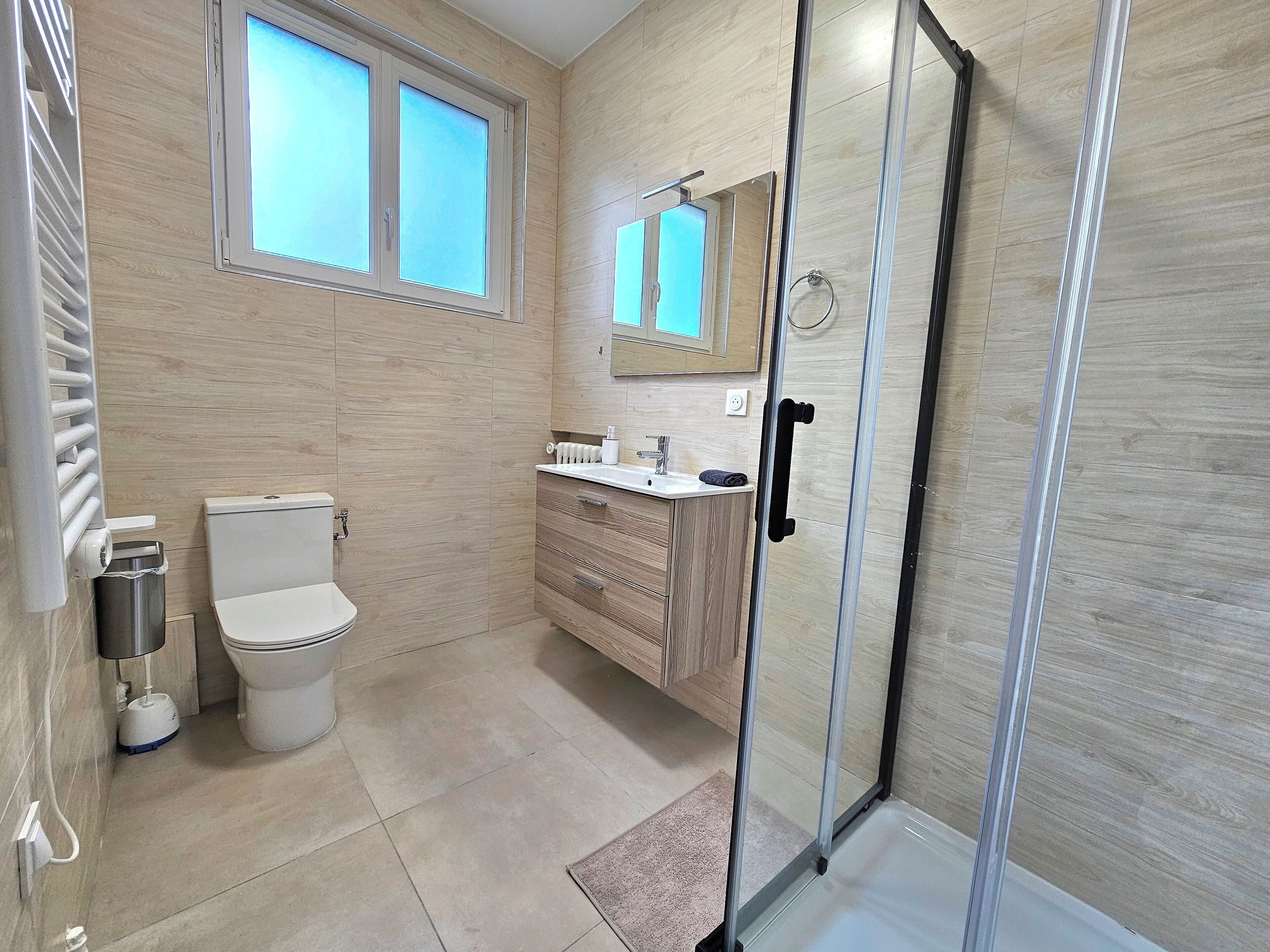 Doccia, asciugamani, carta igienica