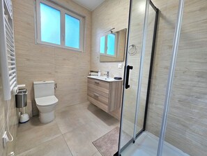 Dusche, Handtücher, Toilettenpapier