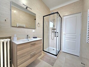 Douche, serviettes fournies, papier toilette