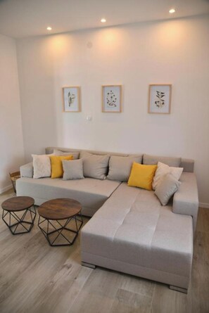 Classic Apartment | Living room | 40-inch Smart TV with cable channels - Apartment Milla (Zadar)