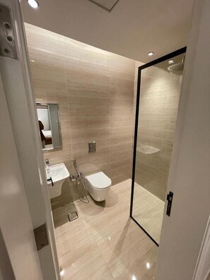 Classic-Apartment | Badezimmer | Dusche, Hausschuhe, Handtücher, Seife