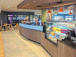 2 bars/lounges