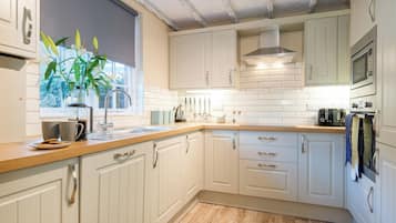 Cottage, 2 phòng ngủ | Bếp riêng | Tủ lạnh, lò vi sóng, bếp nấu, ấm điện