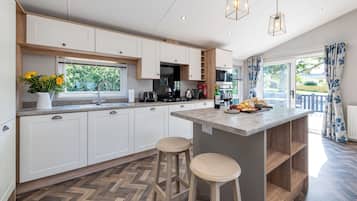 Luxury Chalet, Pets allowed | Private kitchen | Full-sized fridge, microwave, stovetop, electric kettle