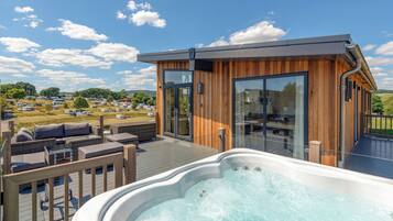 Luxury Chalet, Hot Tub | 2 bedrooms, hypo-allergenic bedding, WiFi, bed sheets