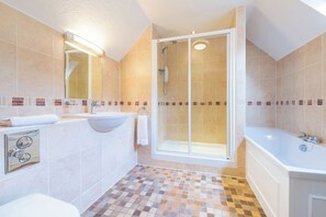 Deluxe Cottage, 3 Bedrooms, Non Smoking, Patio | Bathroom | Shower, towels - Cofton Holidays (Exeter)
