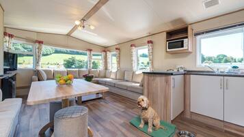 Mobile Home, Pets Allowed | Hypo-allergenic bedding, WiFi, bed sheets
