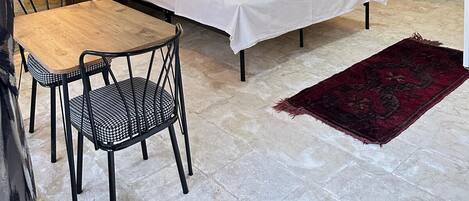 Minibar, decoración personalizada, muebles diferentes y escritorio