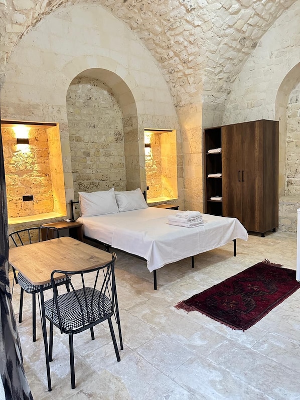 Minibar, decoración personalizada, muebles diferentes y escritorio