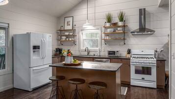 Fridge, oven, stovetop, dishwasher