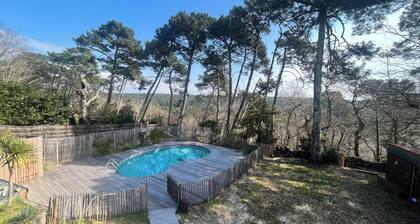 Charmante villa, entiĂšrement rĂ©novĂ©e avec une vue imprenable sur la forĂȘt.