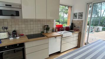 Fridge, microwave, oven, stovetop