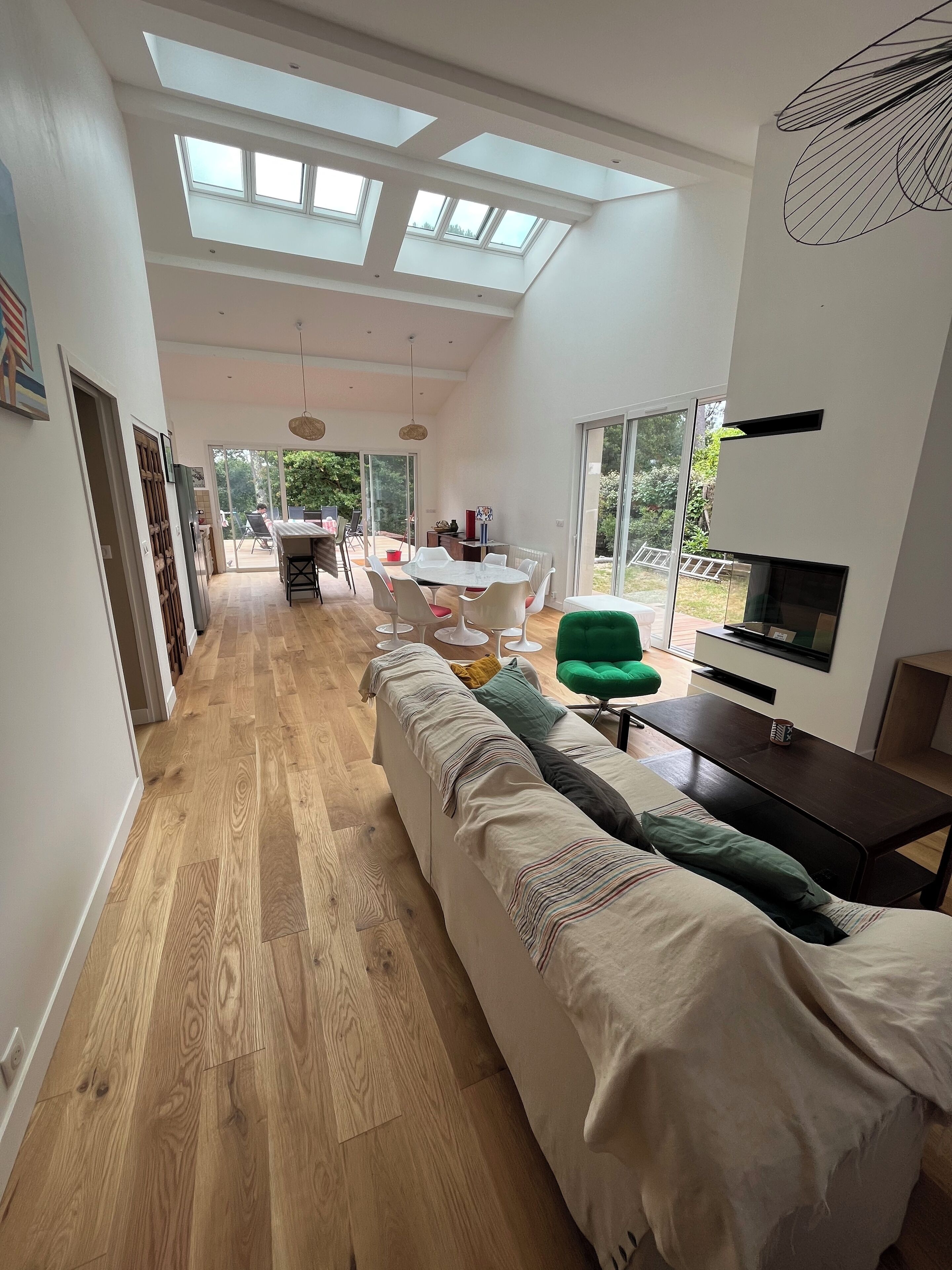 智能電視、壁爐、書籍