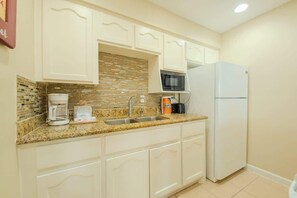 Cafetera y tetera, refrigerador, microondas y horno 