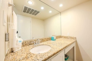 Shower, hair dryer, towels, shampoo - Tropical Retreat  (South Padre Island)