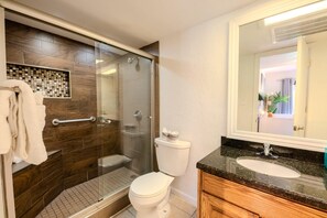 Een douche, een haardroger, handdoeken, zeep