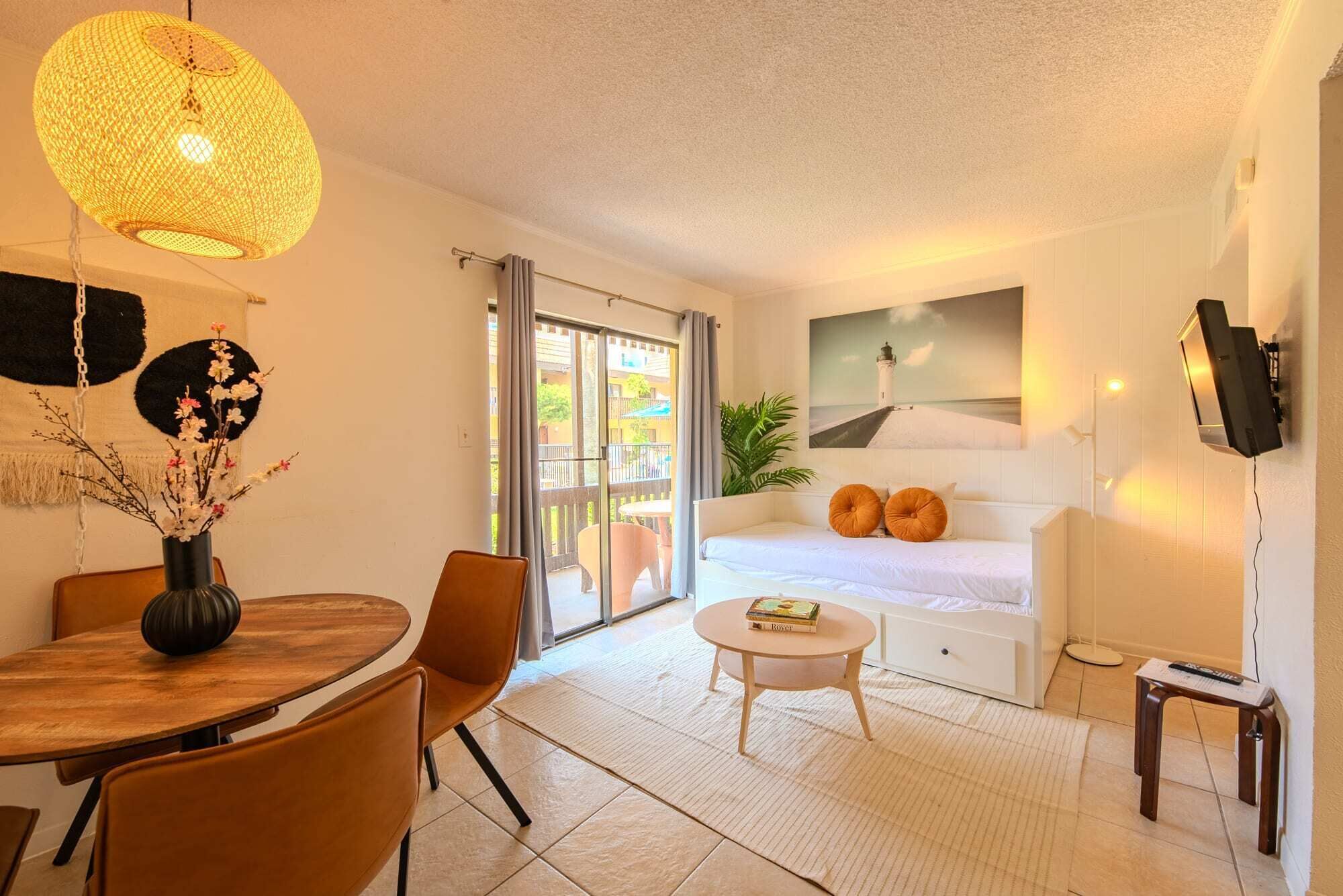 1 habitación, tabla de planchar con plancha y cuna de viaje 