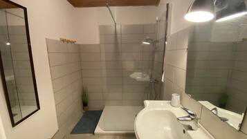 Douche, sĂšche-cheveux, serviettes fournies, savon