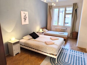 2 chambres, bureau, fer et planche à repasser, accès au Wi-Fi (inclus)
