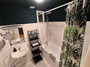 Sèche-cheveux, serviettes fournies, papier toilette