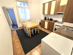 Réfrigérateur, four à micro-ondes, un four, surface de cuisson