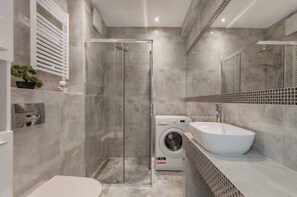 Căn hộ cơ bản | Phòng tắm | Buồng tắm vòi sen, máy sấy tóc, khăn tắm, xà phòng 