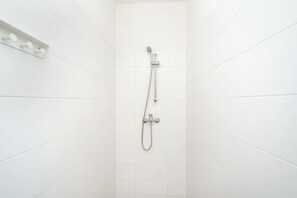 Séchoir à cheveux, serviettes fournies, papier de toilette