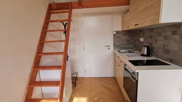 Jääkaappi, uuni, liesi, keittoastiat/astiat/ruokailuvälineet