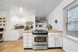 Een koelkast, een microgolfoven, een oven, een kookplaat