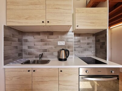 Modern studio with excellent transport links