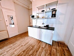 Fridge, microwave, stovetop, coffee/tea maker - Flat in Zizkov (102) (Praha 3)
