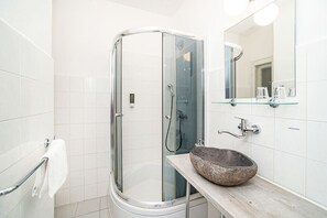 Secador de pelo y toallas