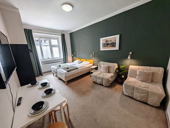 2 bedrooms, iron/ironing board, free WiFi, bed sheets - Clean, bright apartment sleeps 7 (Praha 3)