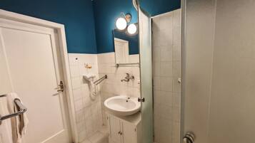 Secador de cabelo, toalhas de banho