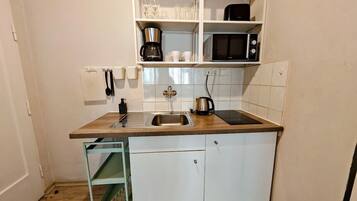 Geladeira, micro-ondas, cooktop, cafeteira/chaleira