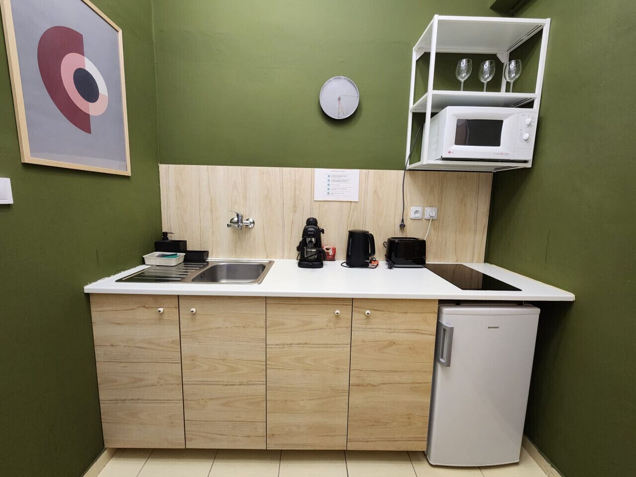 Jääkaappi, mikroaaltouuni, keittoastiat/astiat/ruokailuvälineet